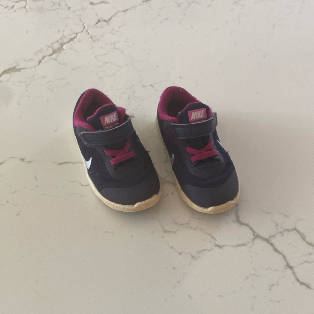 Nike revolution 3